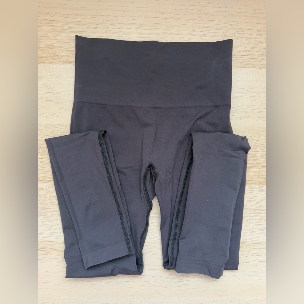 SKIMS 2 pairs of  LEGGING - Picture 6 of 7